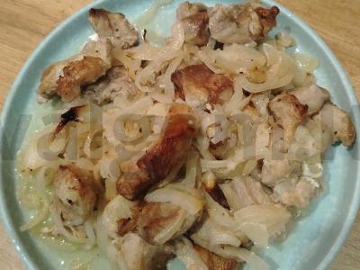 Sultinga kiauliena, kepta su svogūnais pagrindine nuotrauka