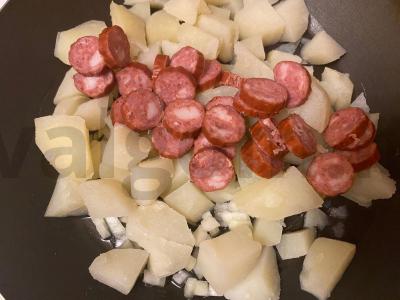 Bulvės su medžiotojų dešrelėmis „Poilsio metu“ Žingsnis 4