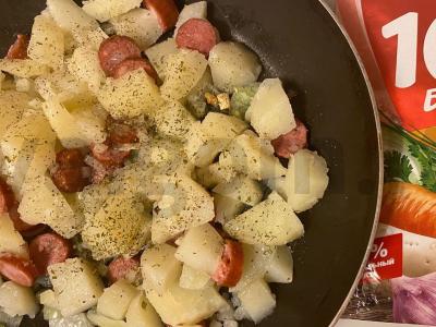 Bulvės su medžiotojų dešrelėmis „Poilsio metu“ Žingsnis 6