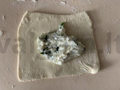 Sluoksniuota tešla su varške ir žolelėmis Žingsnis 5