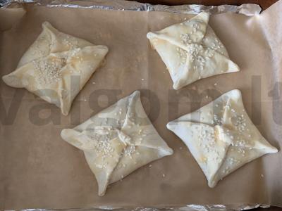 Sluoksniuota tešla su varške ir žolelėmis Žingsnis 7