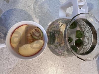 Obuolių arbata su feijoa ir cukatais pagrindine nuotrauka