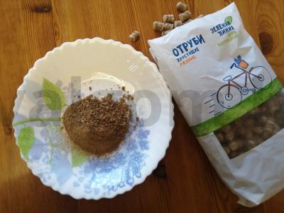 Vištienos meatballs su rugių sėlenomis Žingsnis 1