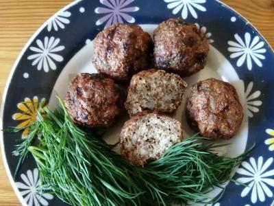 Vištienos meatballs su rugių sėlenomis pagrindine nuotrauka