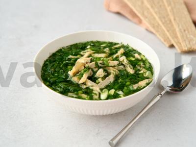 Žaliasis sriuba su omletu ir špinatais pagrindine nuotrauka