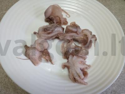 Salotas su aštuonkojais, vyšniniais pomidorais ir goji uogomis Žingsnis 3