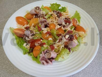 Salotas su aštuonkojais, vyšniniais pomidorais ir goji uogomis pagrindine nuotrauka