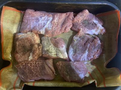 Kiaulienos eskalopas su pomidorais po sūrio plutele Žingsnis 1