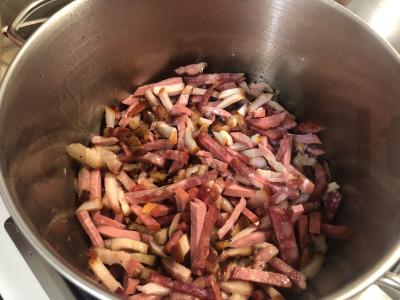 Sultinys su rūkytomis šoninėmis, dešromis ir kaparėliais Žingsnis 7