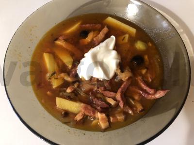 Sultinys su rūkytomis šoninėmis, dešromis ir kaparėliais pagrindine nuotrauka