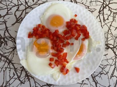 Kiaušiniai su saldžiuoju pipiru pagrindine nuotrauka