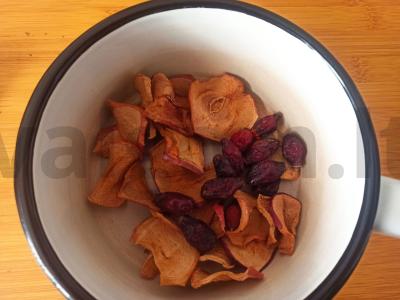 Išdžiovintų obuolių gėrimas su greipfrutu ir šipiniais Žingsnis 1