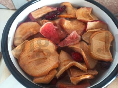 Išdžiovintų obuolių gėrimas su greipfrutu ir šipiniais Žingsnis 2