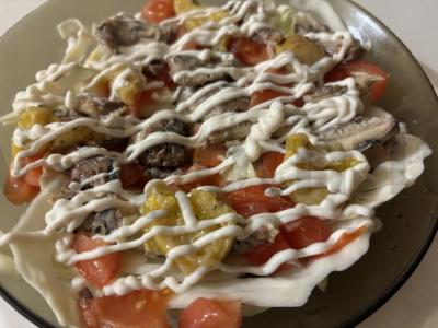 Daržovių salotas su žuvimi pagrindine nuotrauka