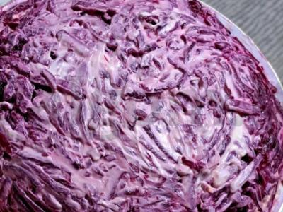 Silkė po kailiu iš kiaušinių ir daržovių pagrindine nuotrauka