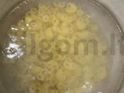 Grietinėlės-grybų makaronai su marinuotu agurku Žingsnis 1