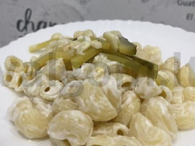 Grietinėlės-grybų makaronai su marinuotu agurku pagrindine nuotrauka