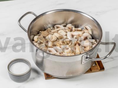 Grybų solianka keptuvėje Žingsnis 1