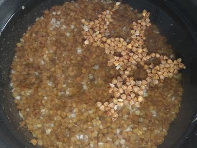 Vištienos širdelės su padažu ir grikių koše keptuvėje Žingsnis 2