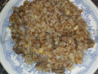 Vištienos širdelės su padažu ir grikių koše keptuvėje pagrindine nuotrauka