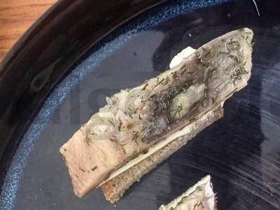 Sumuštiniai su marinuota silkė pagrindine nuotrauka