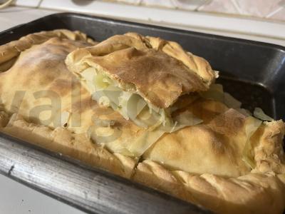 Rudasis pyragas iš mielinės tešlos su traškia kopūstų įdaru pagrindine nuotrauka