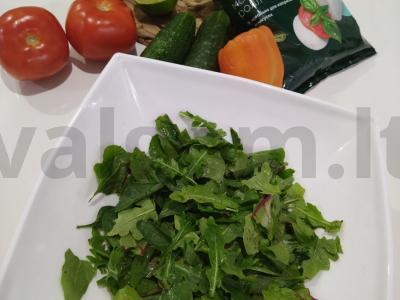 Vasaros salotos su rukola ir mocarela sūriu Žingsnis 1