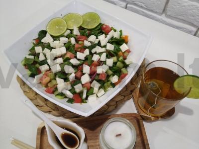 Vasaros salotos su rukola ir mocarela sūriu pagrindine nuotrauka