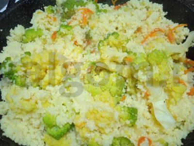 Kuskusas su brokoliais, morkomis ir svogūnais Žingsnis 7