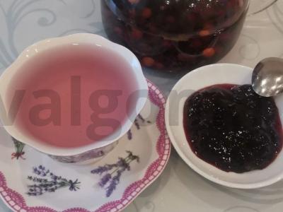 Arbata su šermukšniu ir juodąja serbentu pagrindine nuotrauka