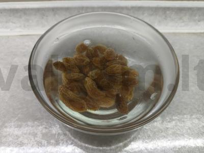 Rūgštus pieno desertas su sausainiais ir razinomis Žingsnis 1