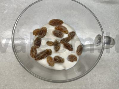 Rūgštus pieno desertas su sausainiais ir razinomis Žingsnis 5