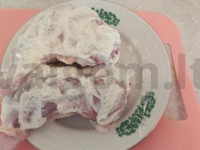 Kepti vištienos šlaunelės grietinėje ir prieskoniuose Žingsnis 2