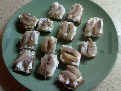 Kanarė su varškės sūriu, marinuotais agurkais ir silke pagrindine nuotrauka