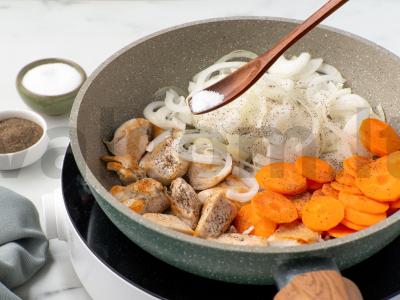 Daržovių troškinys su vištiena ir cukinijomis Žingsnis 3