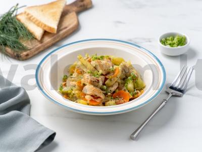 Daržovių troškinys su vištiena ir cukinijomis pagrindine nuotrauka