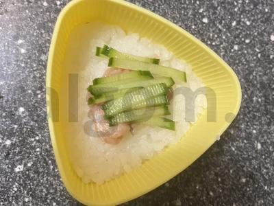 Onigiri su lašiša ir agurku Žingsnis 7