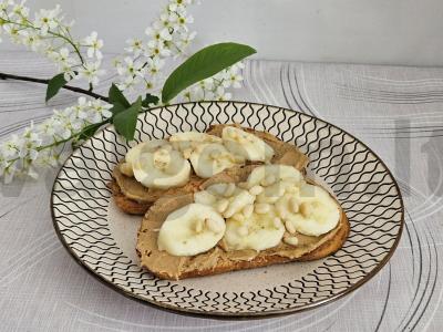 Sotūs skrebutis su žemės riešutų pasta pagrindine nuotrauka