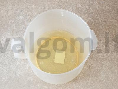 Oro meringos ritinys su šviežiomis braškėmis Žingsnis 1