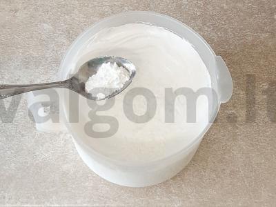 Oro meringos ritinys su šviežiomis braškėmis Žingsnis 3