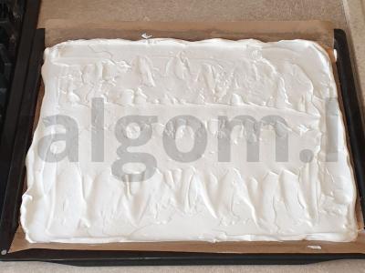 Oro meringos ritinys su šviežiomis braškėmis Žingsnis 4