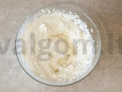 Oro meringos ritinys su šviežiomis braškėmis Žingsnis 6