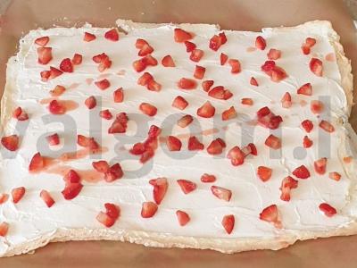 Oro meringos ritinys su šviežiomis braškėmis Žingsnis 7