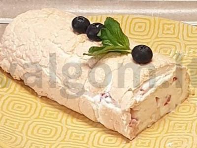 Oro meringos ritinys su šviežiomis braškėmis pagrindine nuotrauka