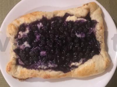 Šaldyto tešlos pyragas su mėlynėmis pagrindine nuotrauka