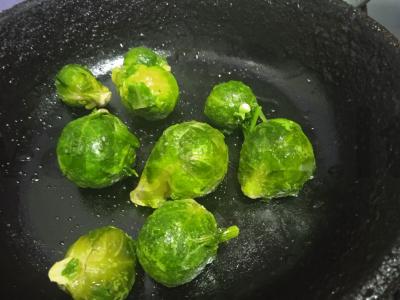 Kiaušiniai su brokoliais, Briuselio kopūstais ir žirneliais Žingsnis 1