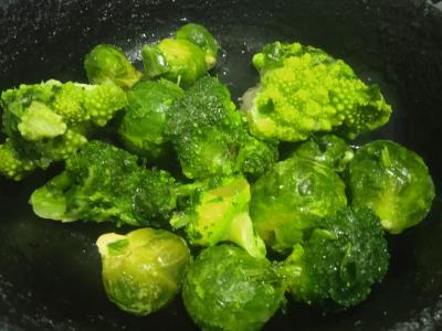 Kiaušiniai su brokoliais, Briuselio kopūstais ir žirneliais Žingsnis 2