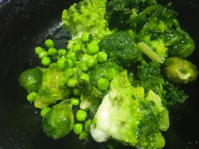 Kiaušiniai su brokoliais, Briuselio kopūstais ir žirneliais Žingsnis 3