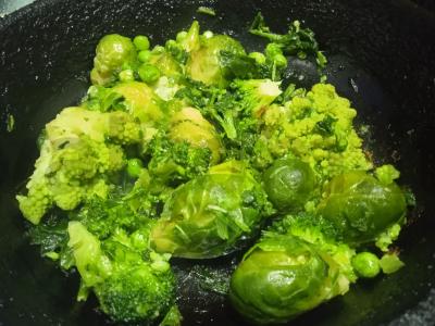 Kiaušiniai su brokoliais, Briuselio kopūstais ir žirneliais Žingsnis 4