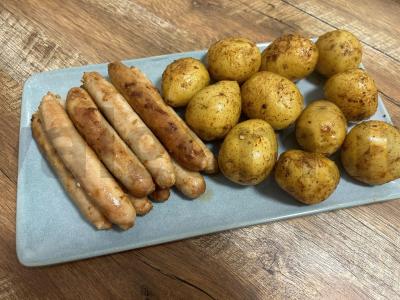 Dešrelės „Barbekiu“ su bulvėmis orkaitėje pagrindine nuotrauka